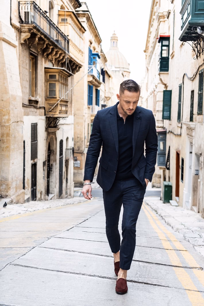 Czy zamsz pasuje do garnituru?