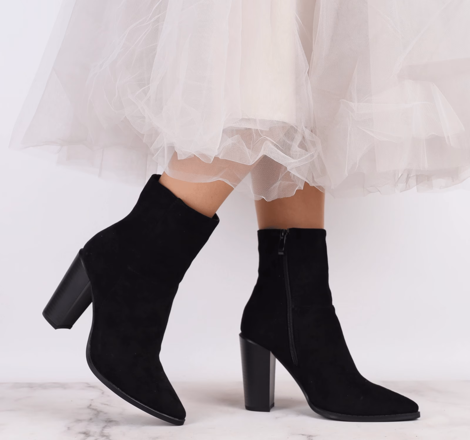 Czym czyścić jasne zamszowe buty?