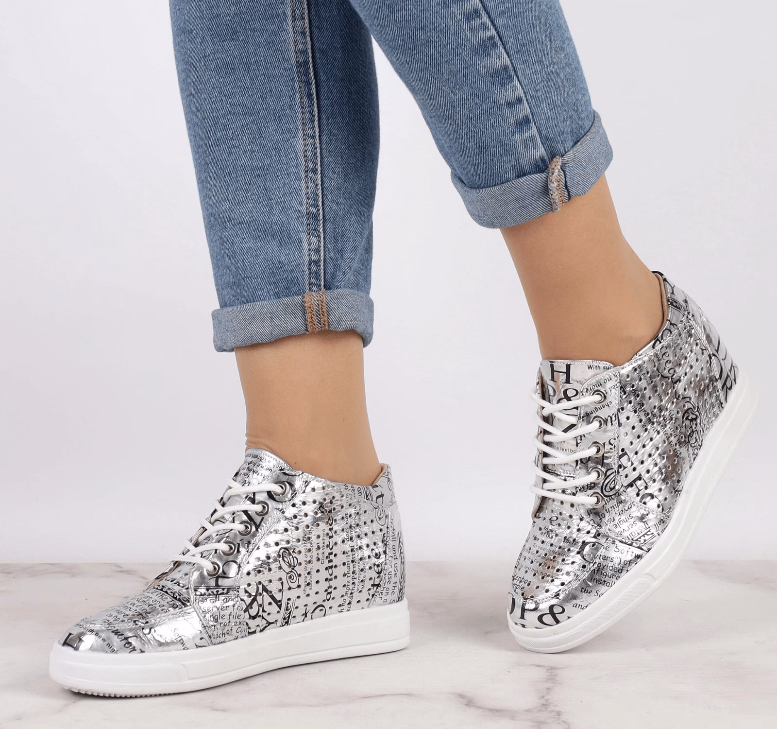 Jak nosić buty na koturnie?