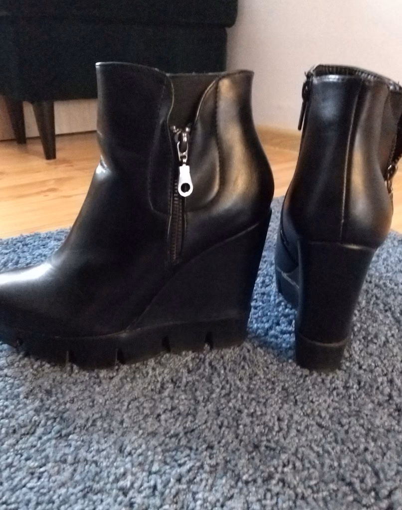 Do czego nosić buty zimowe na koturnie?