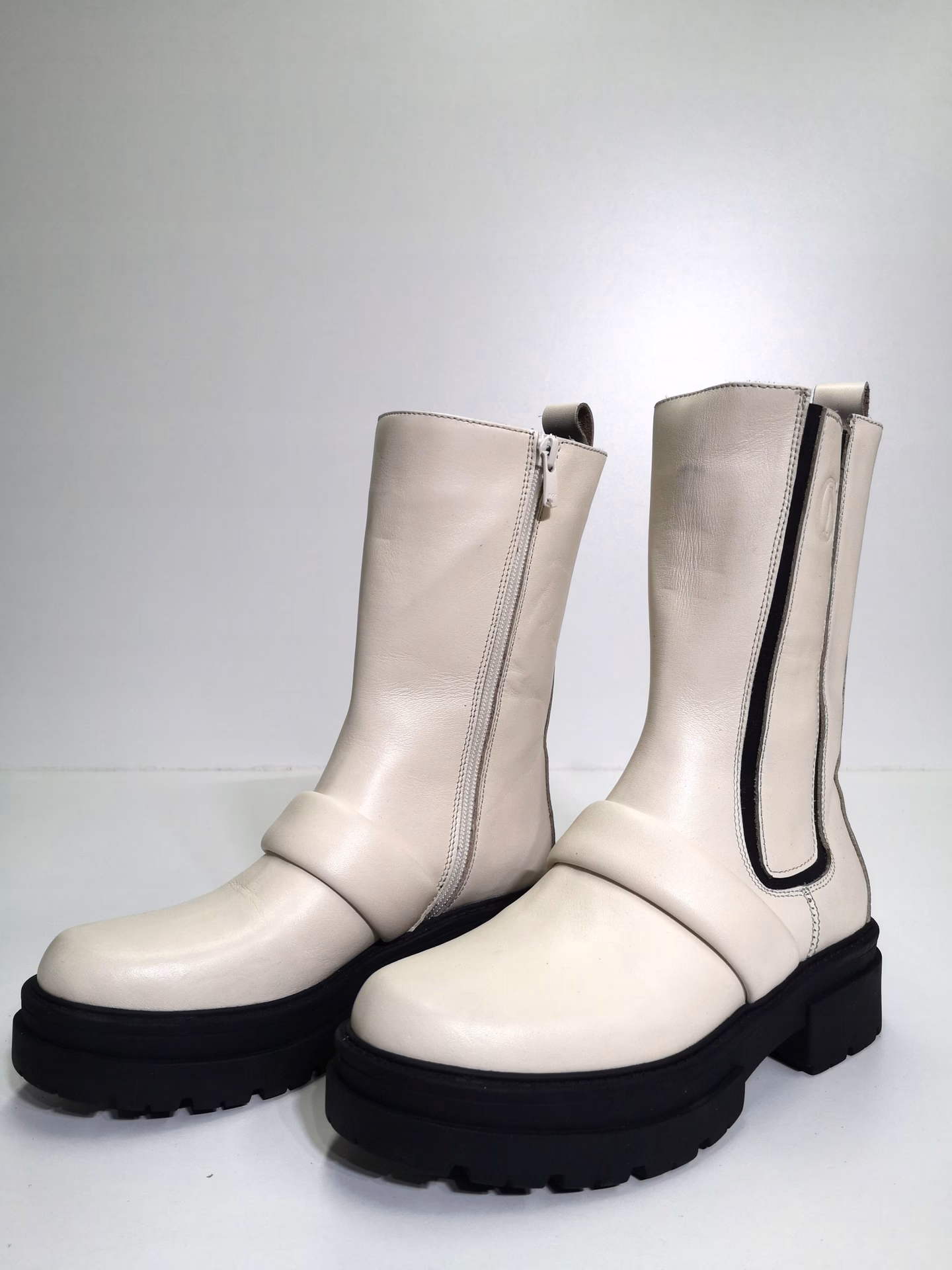 Jak zmierzyć stopę, aby dobrać odpowiedni rozmiar butów Cafe Noir?