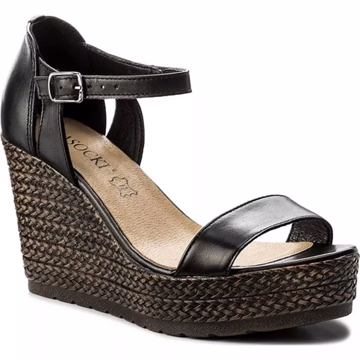 Jak nosić buty na koturnie?