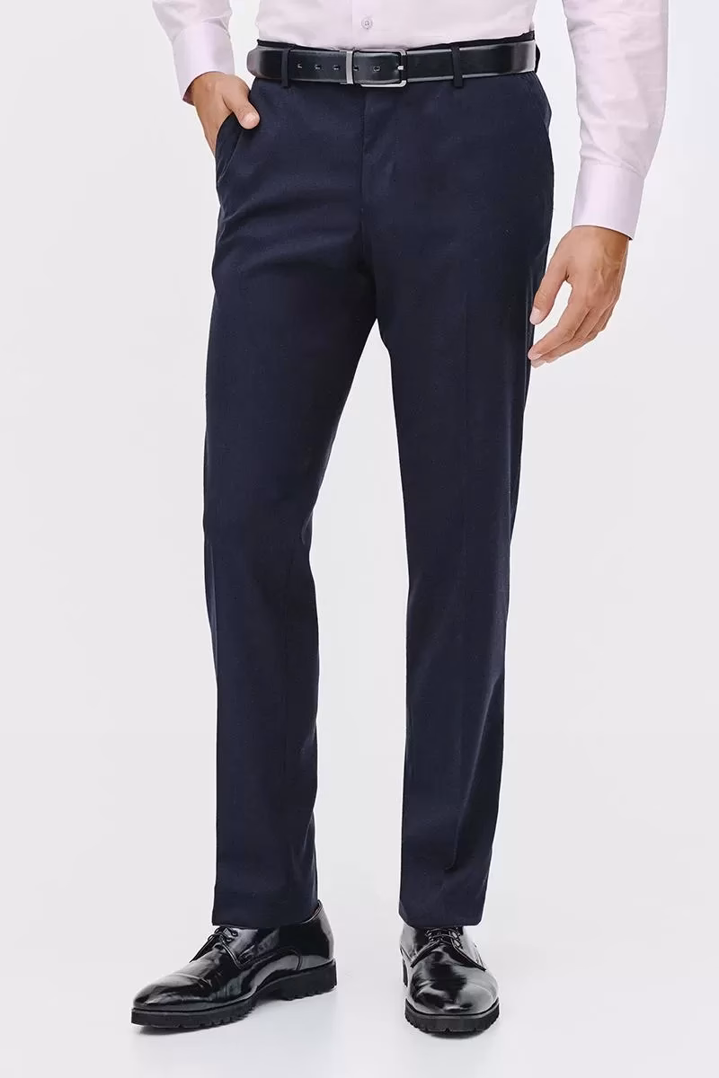 Czy czarne buty pasują do granatowych spodni?