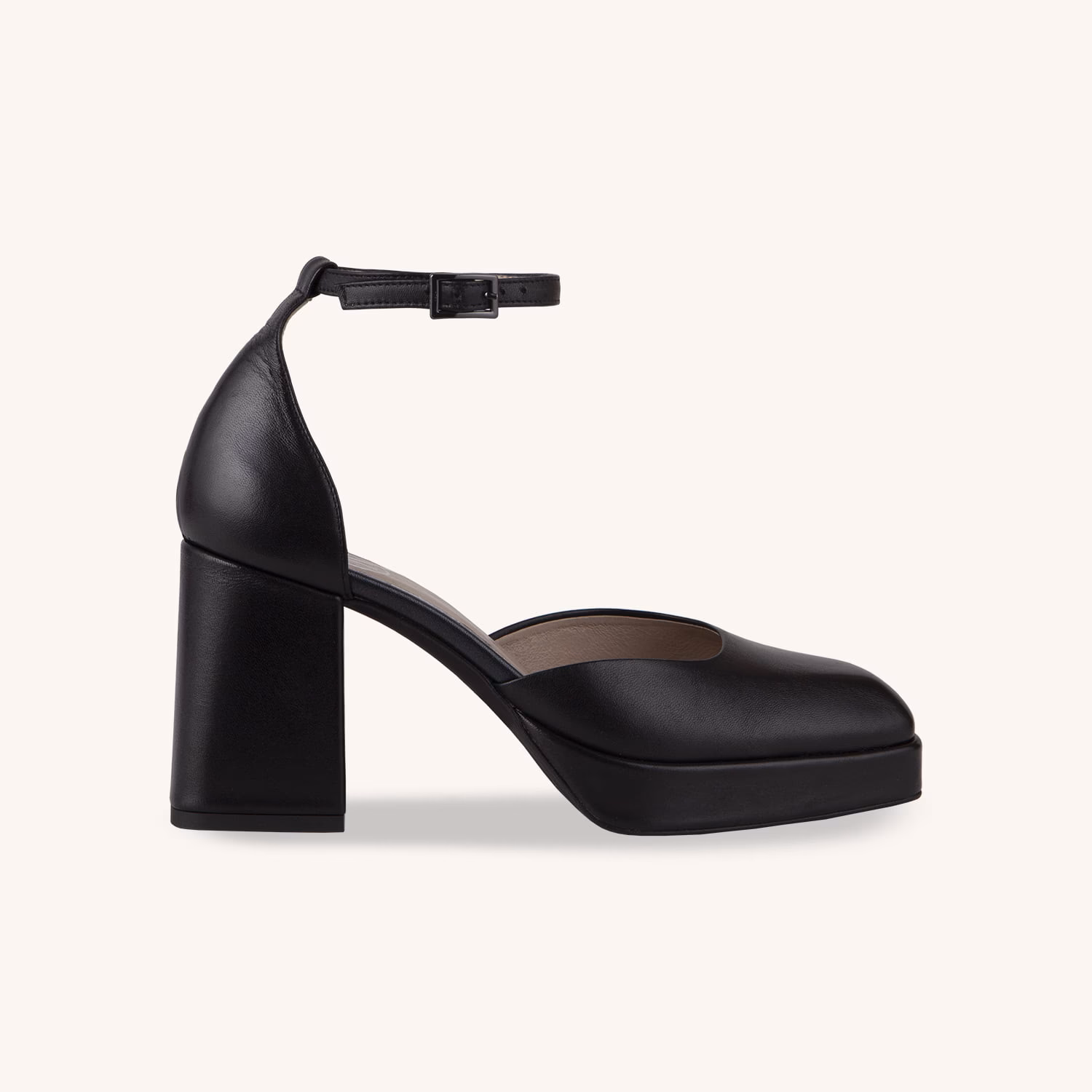 Jak nosić czarne buty na obcasie?