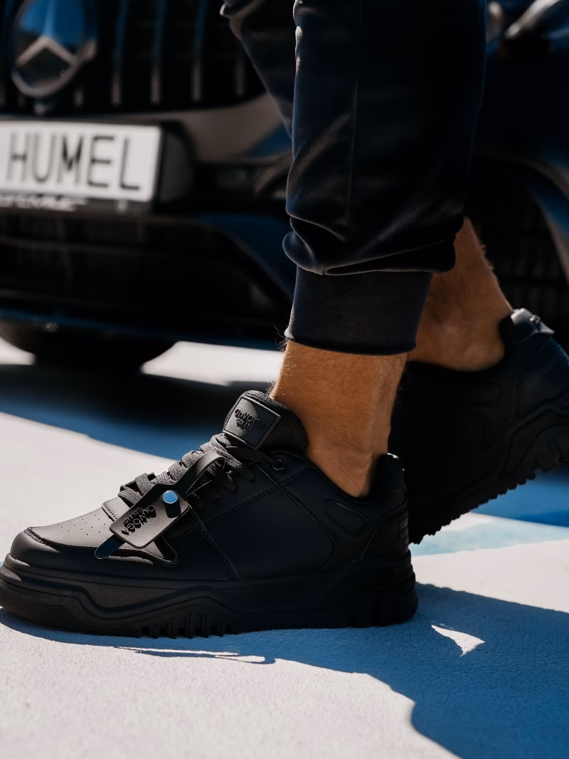 Jak nosić czarne buty sportowe?