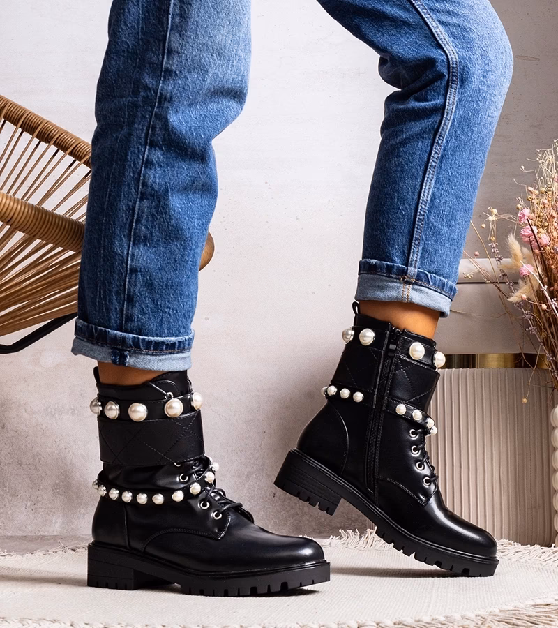 Do czego pasują buty z perełkami?