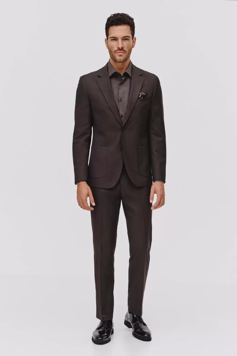 Czy brązowe buty pasują do czarnego garnituru?