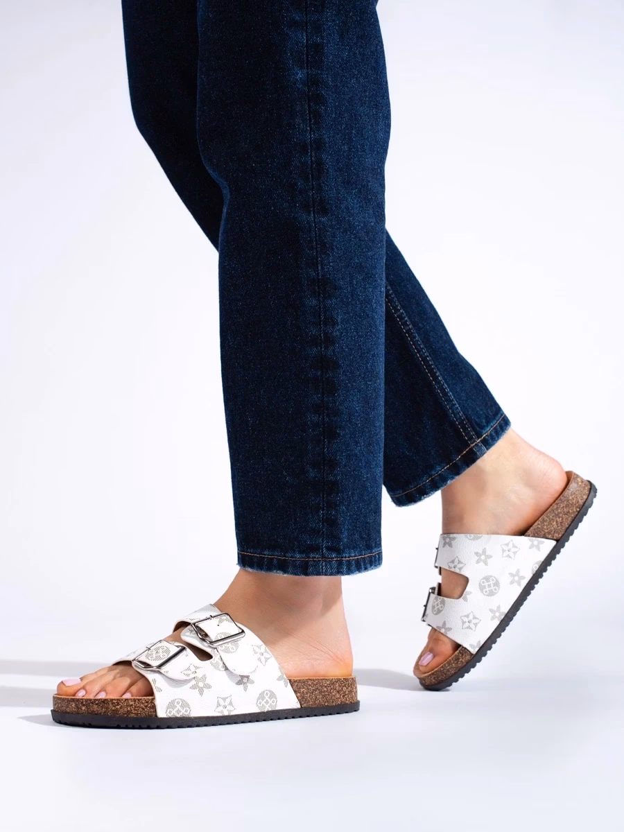 Jak nosić klapki damskie?