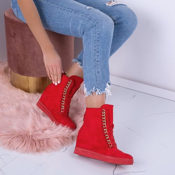 Z jakiego materiału wybrać czerwone buty na koturnie?