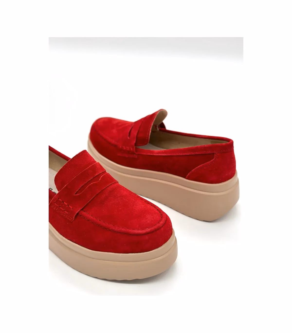 Jakie stylizacje do czerwonych butów?