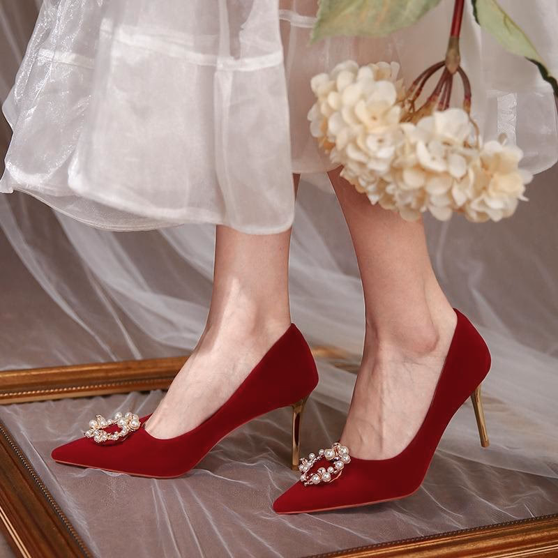 Jakie buty do czerwonej sukienki na wesele?