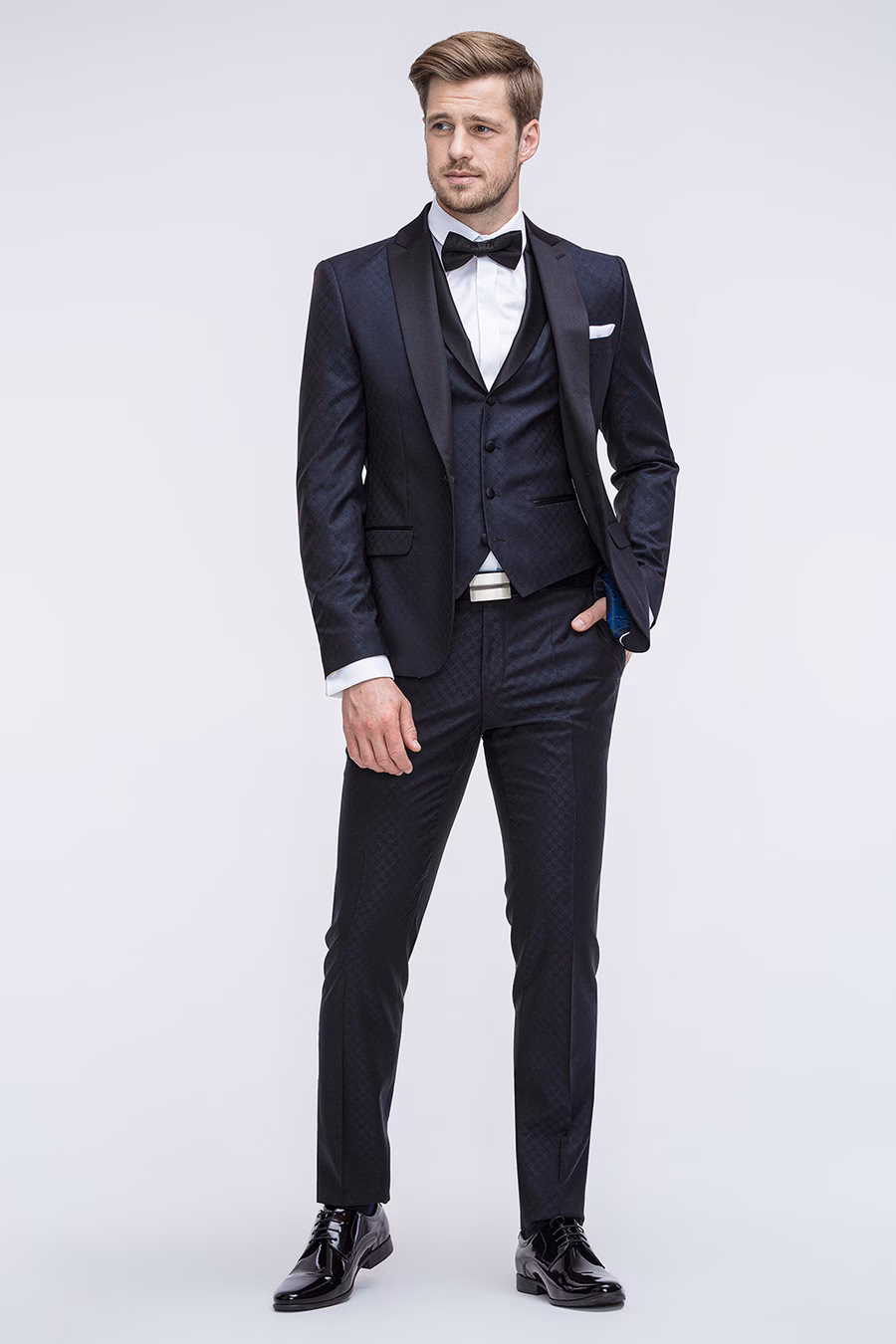 Czy brązowe buty pasują do czarnego garnituru?