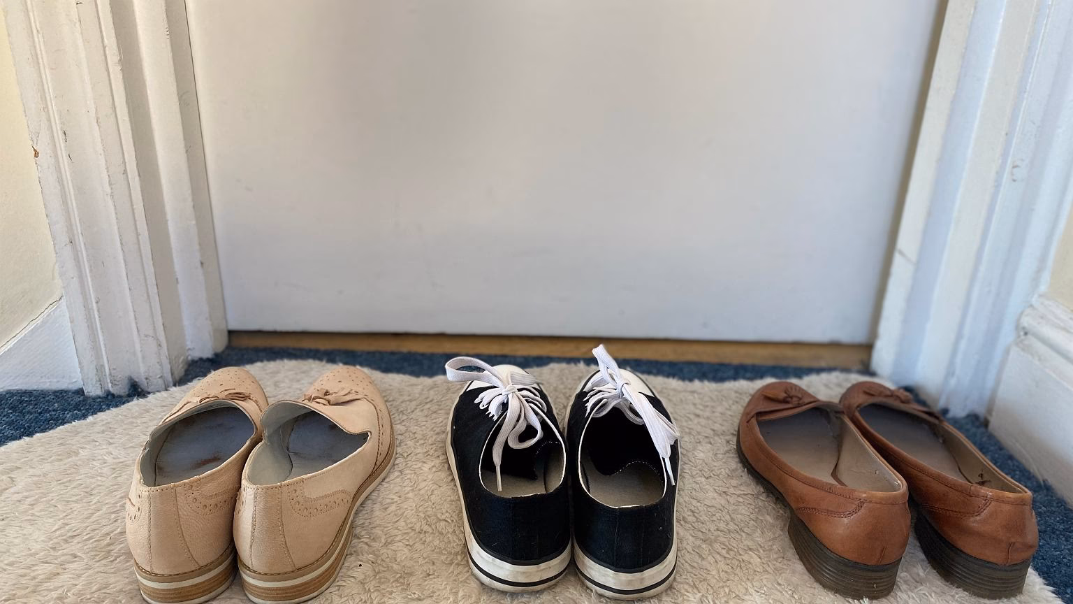 Czy wypada zdejmować buty w gościach?