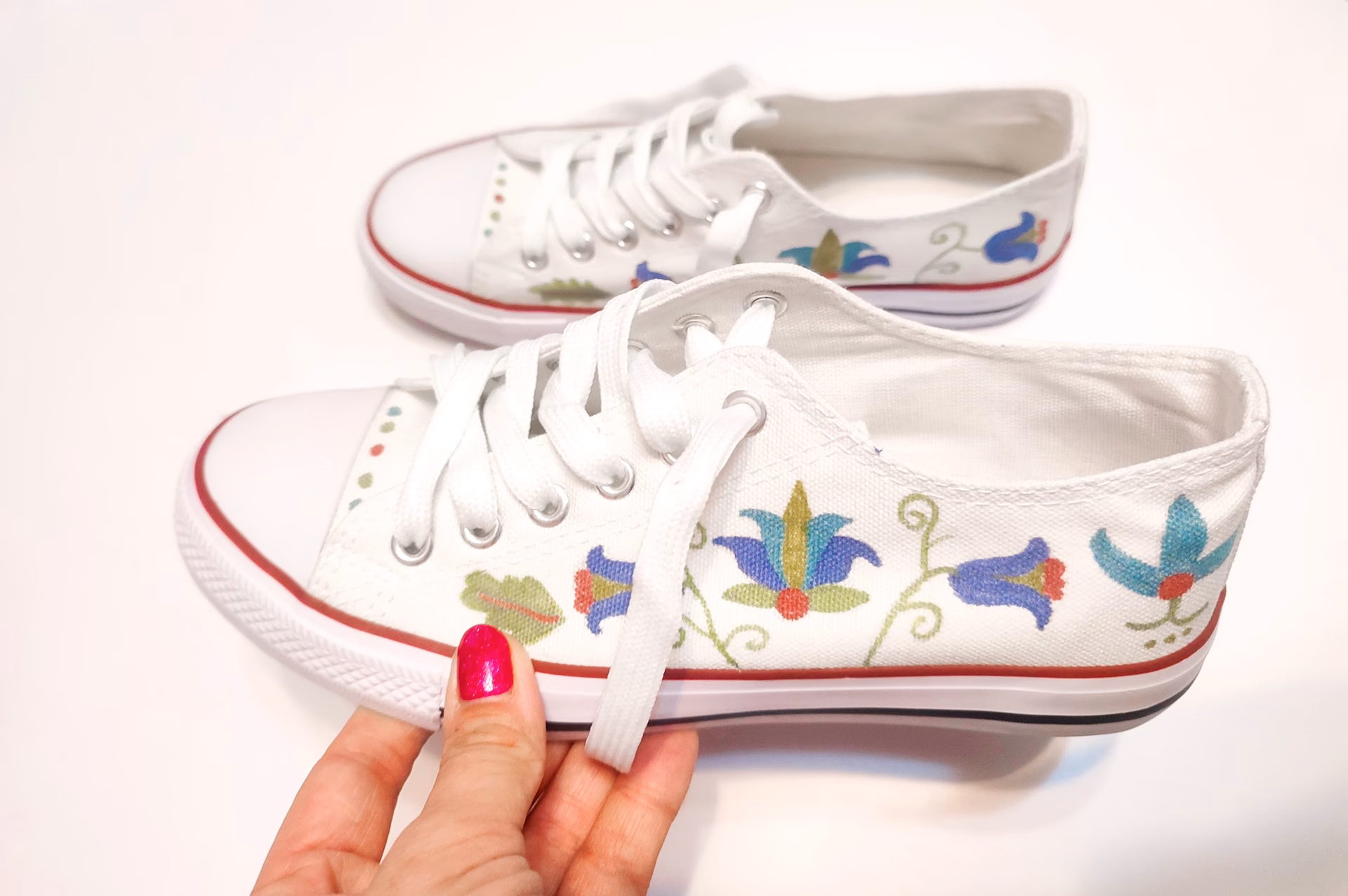 Czym wyczyścić białe buty, żeby były znowu białe?