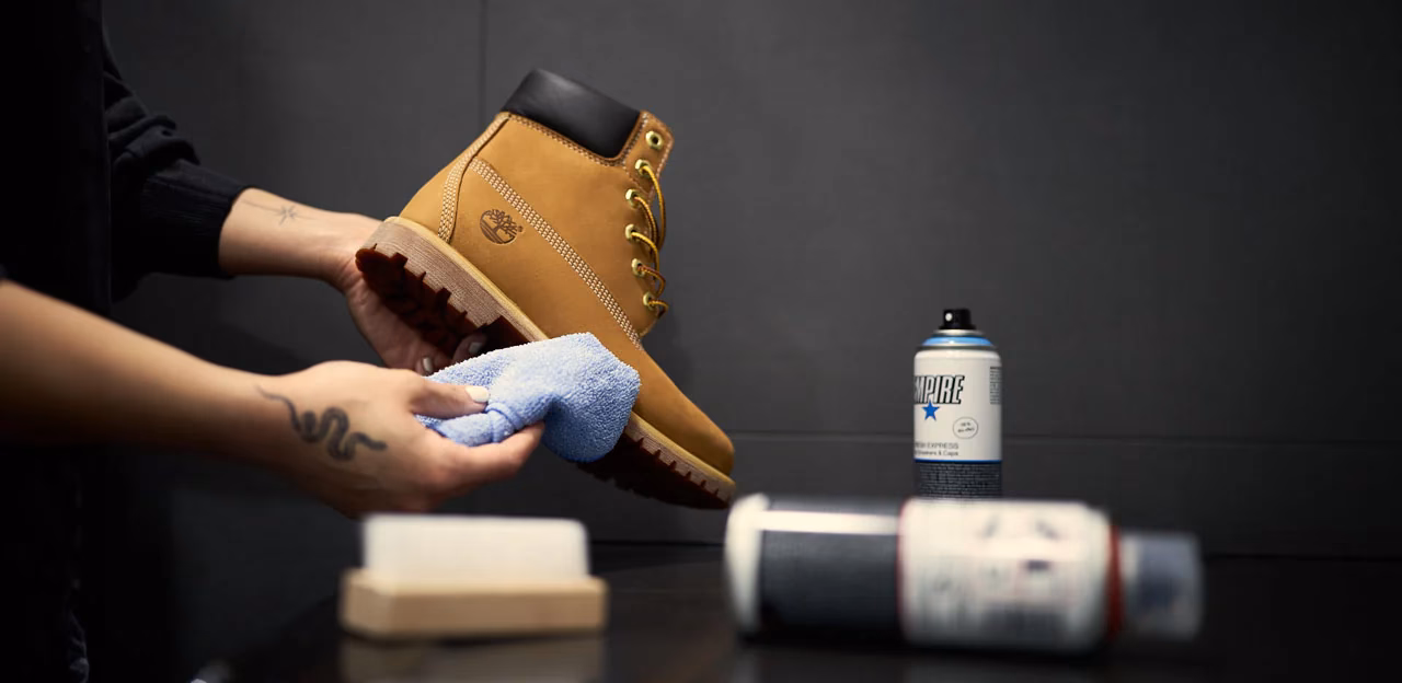 Czym usunąć białe ślady po soli z butów?