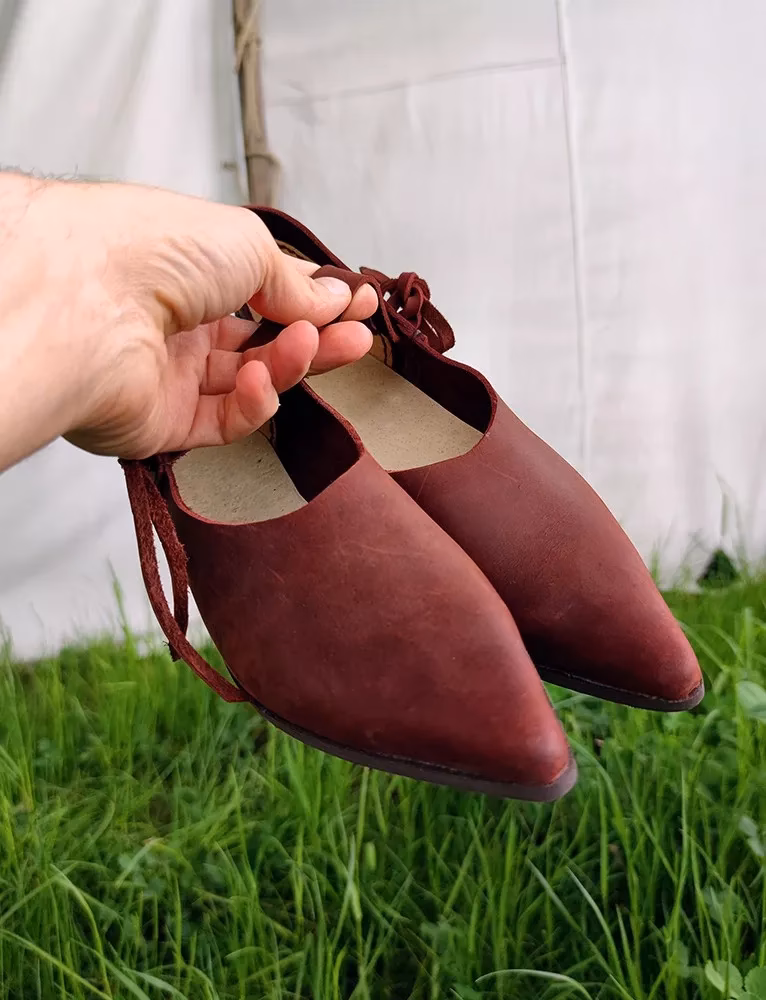 Co to są buty z wydłużonymi czubami?