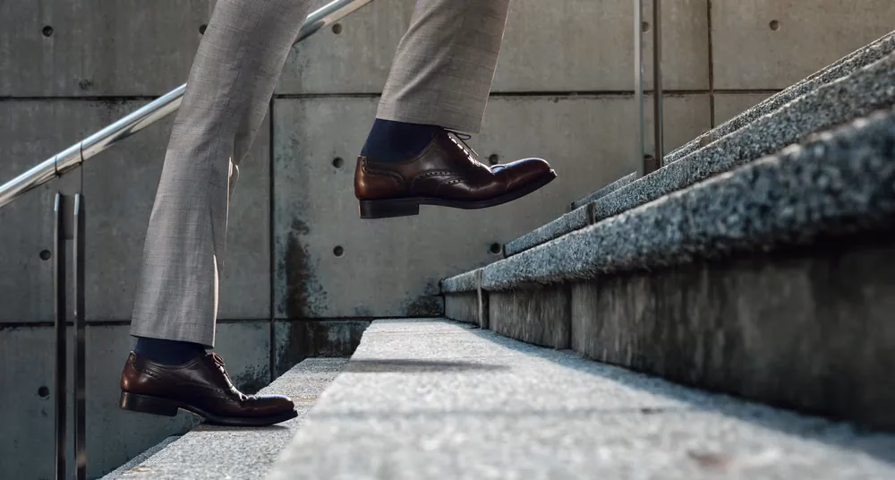 Dlaczego buty piszczą podczas chodzenia?