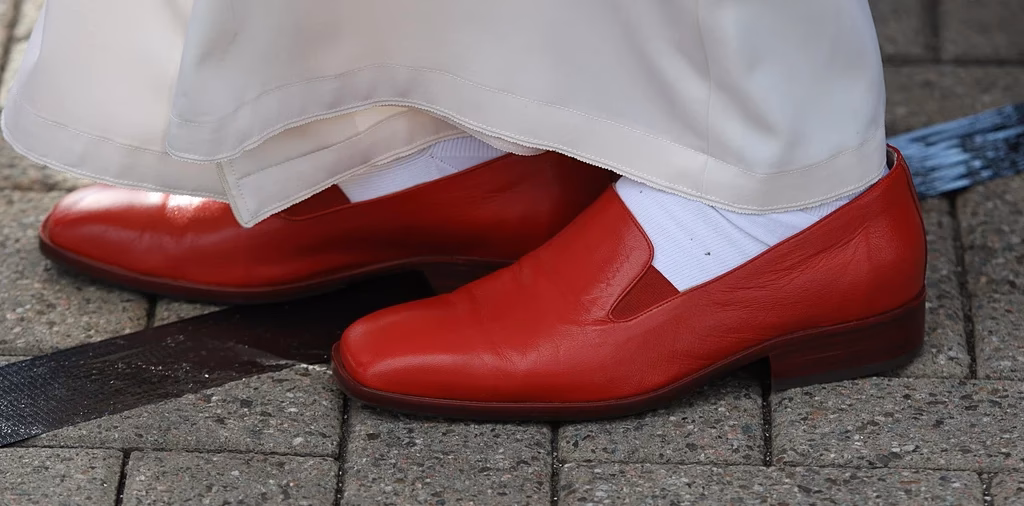 Jakiego koloru buty nosi papież?