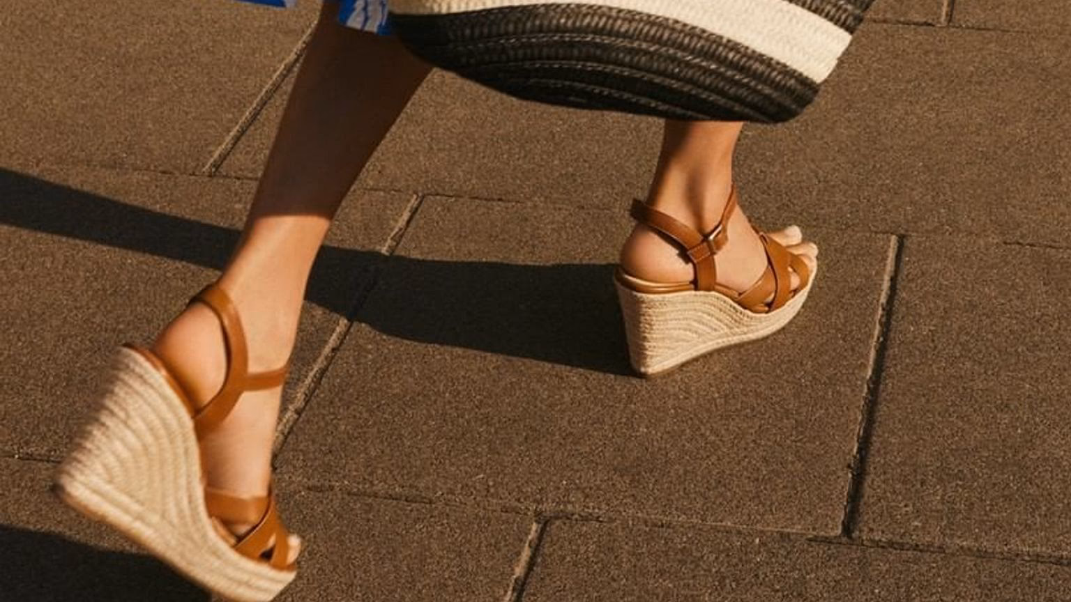 Jak nosić buty na koturnie?