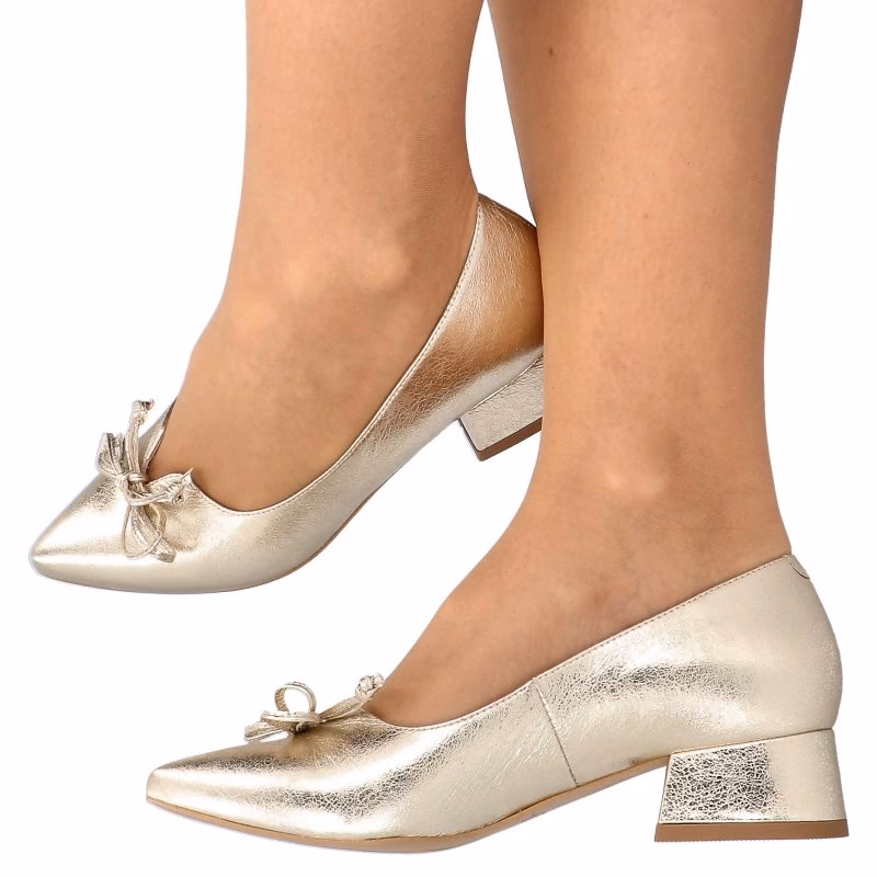 Jakie buty na niskim obcasie są eleganckie?