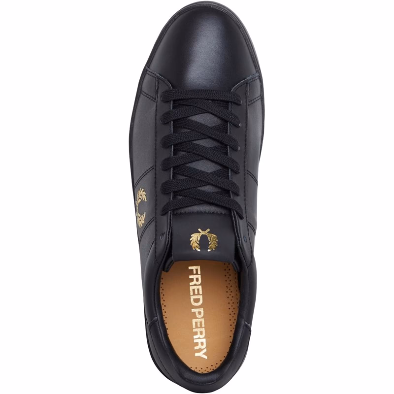 Do kogo należy Fred Perry?