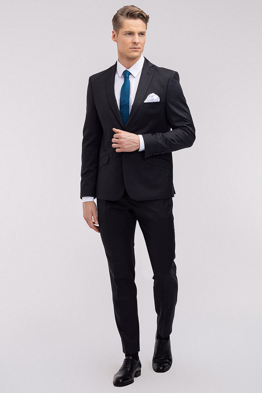 Jakie buty pasują do szarego garnituru?