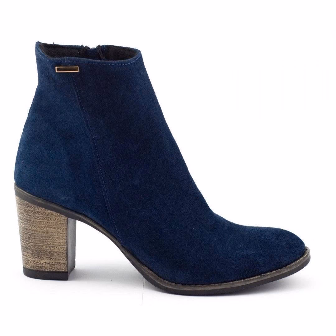 Do czego pasują granatowe buty?