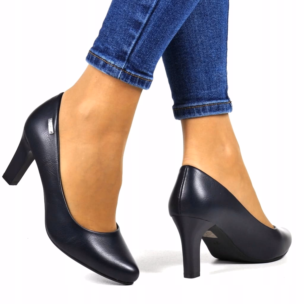 Czy granatowe buty pasują do jeansów?