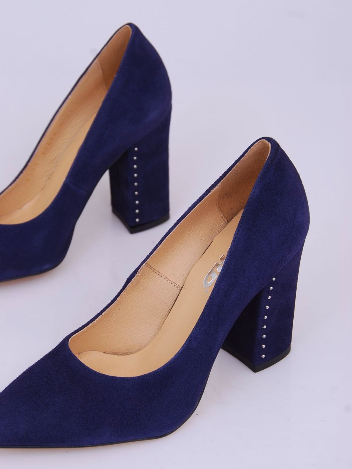 Czy granatowe buty pasują do czarnej sukienki?