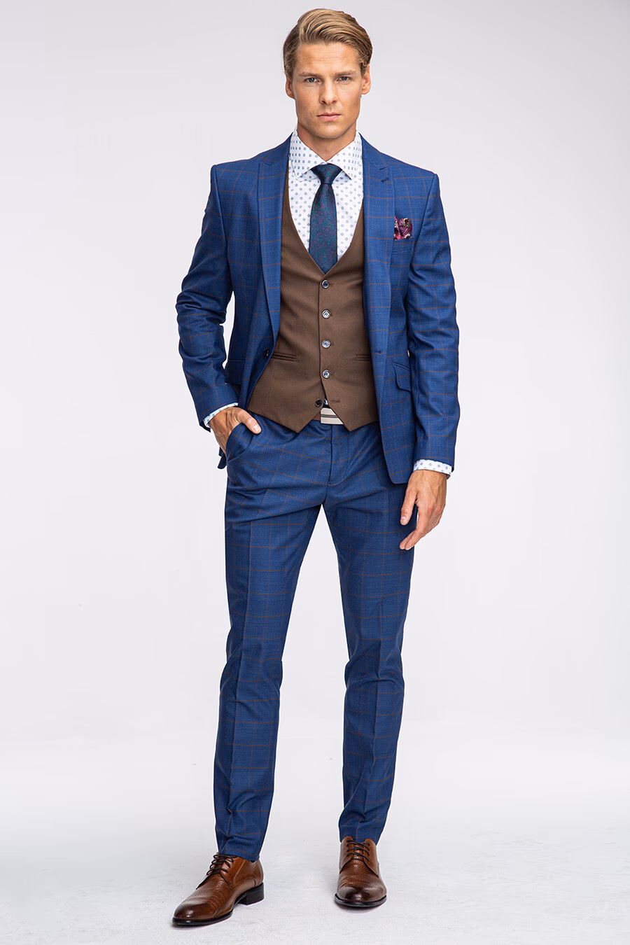 Jaki kolor skarpetek do granatowego garnituru i brązowych butów?