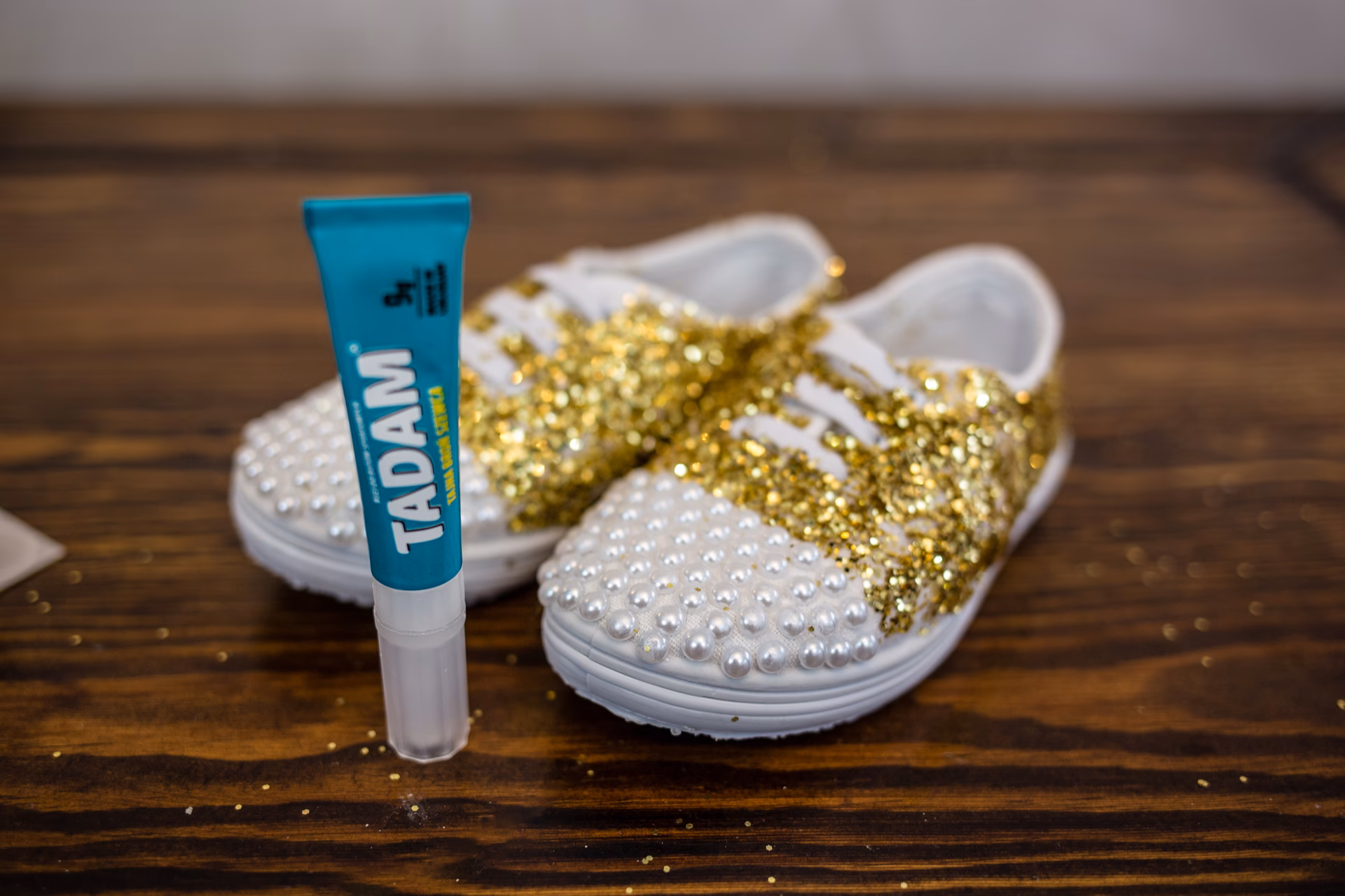 Jak przykleić cyrkonie do butów?