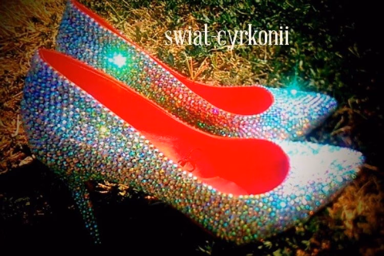 Jak przymocować cekiny do butów?