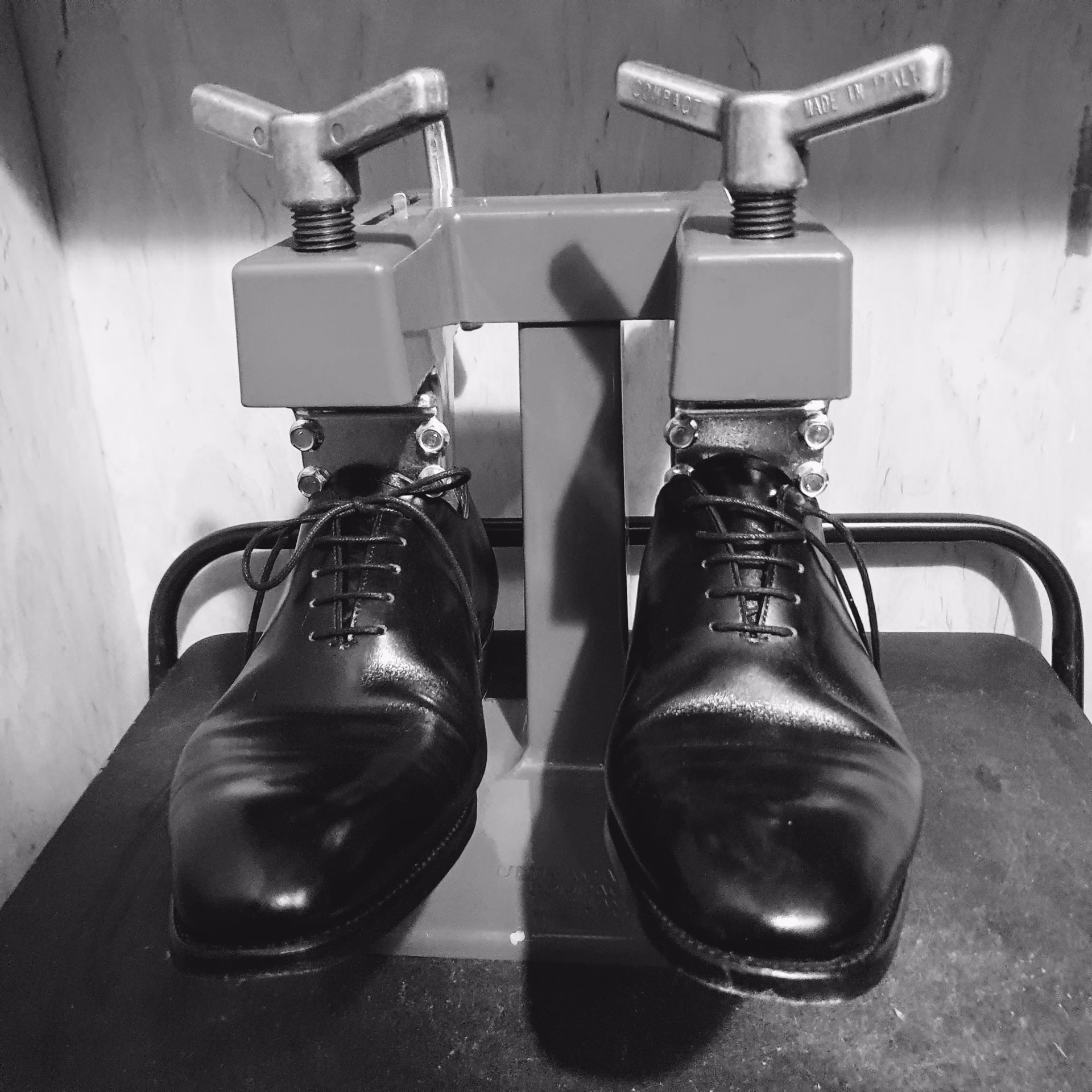 Jak poszerzyć buty skórzane domowe sposoby?