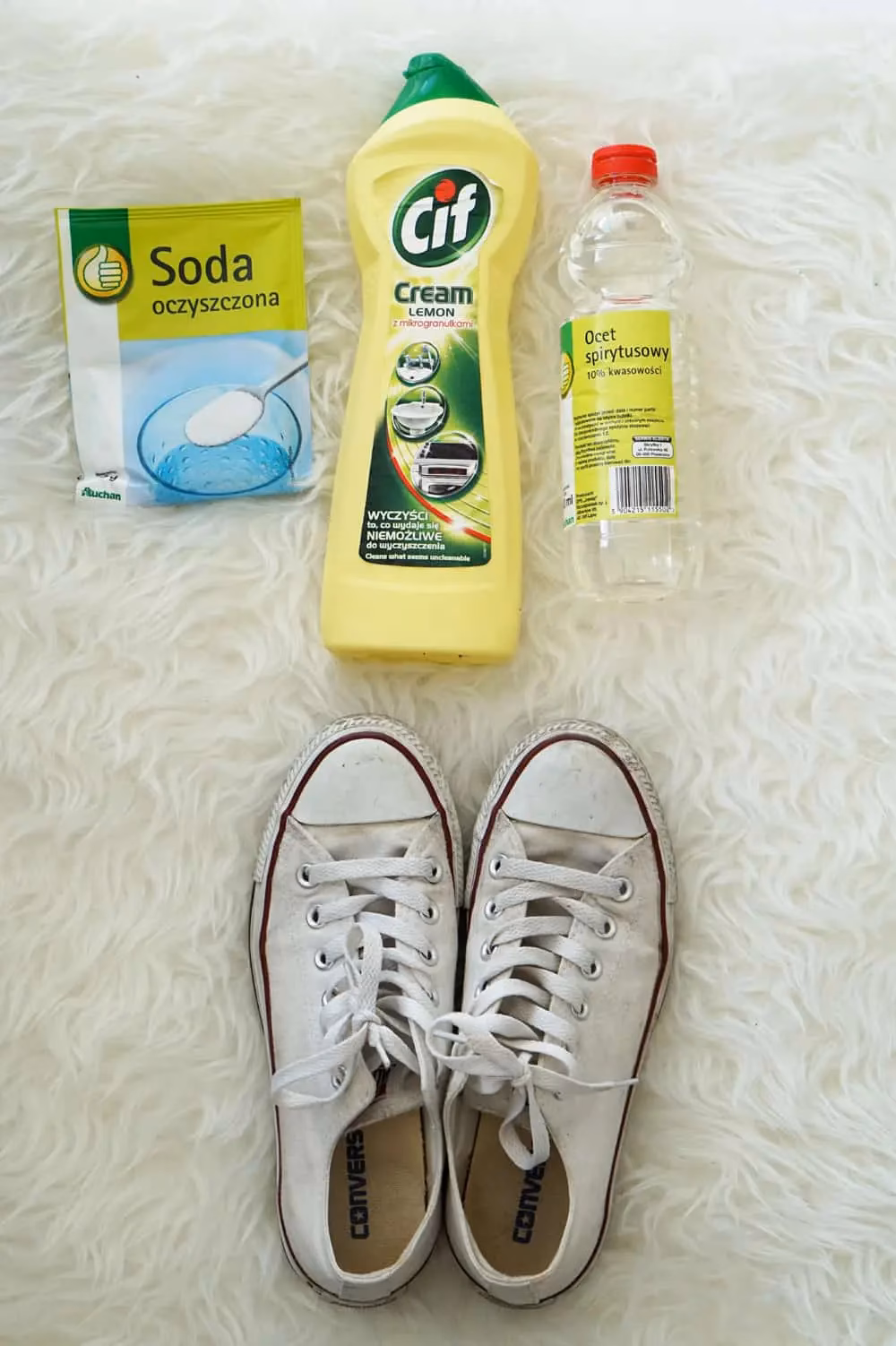 Czym usunąć żółte plamy z białych butów?