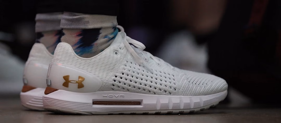 Jak usunąć plamy z białych butów?