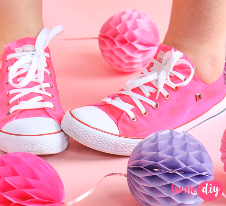 Jak odświeżyć białe trampki?