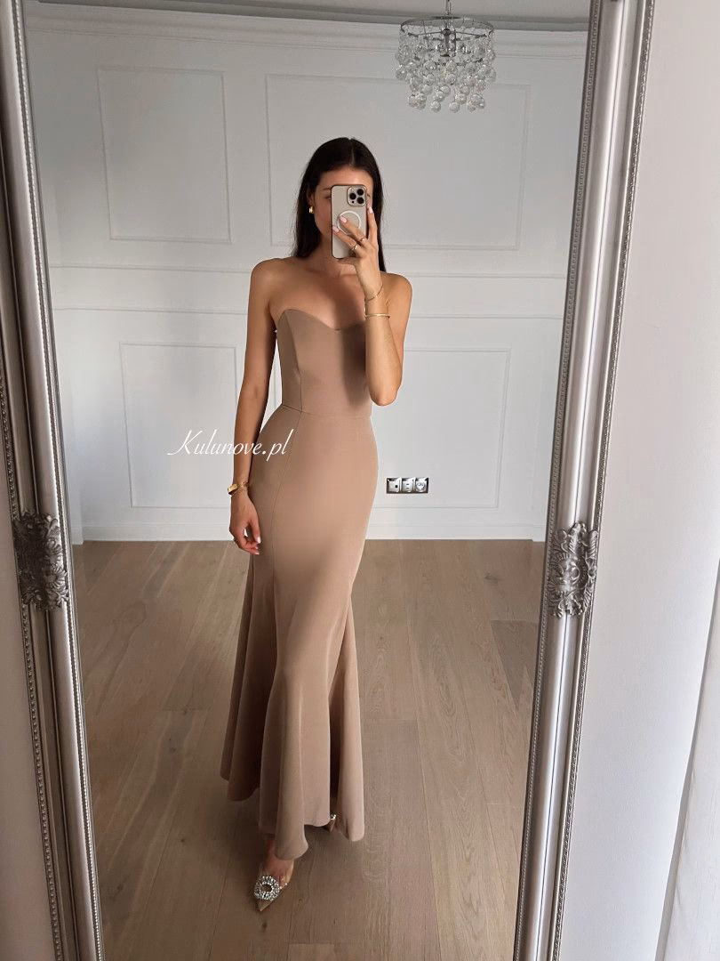 Jakie buty pasują do beżowej sukienki?