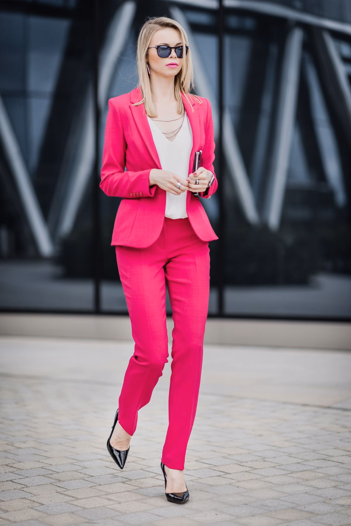 Jakie dodatki do różowego garnituru?