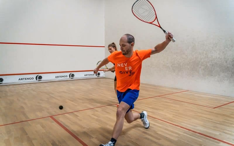 Czy buty do tenisa nadają się do squasha?