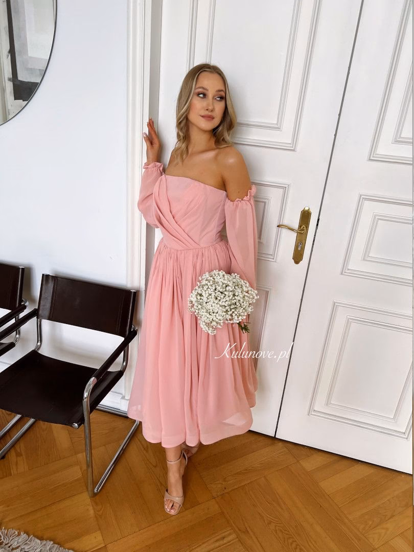 Jakie buty pasują do sukienki w kolorze pudrowego różu?