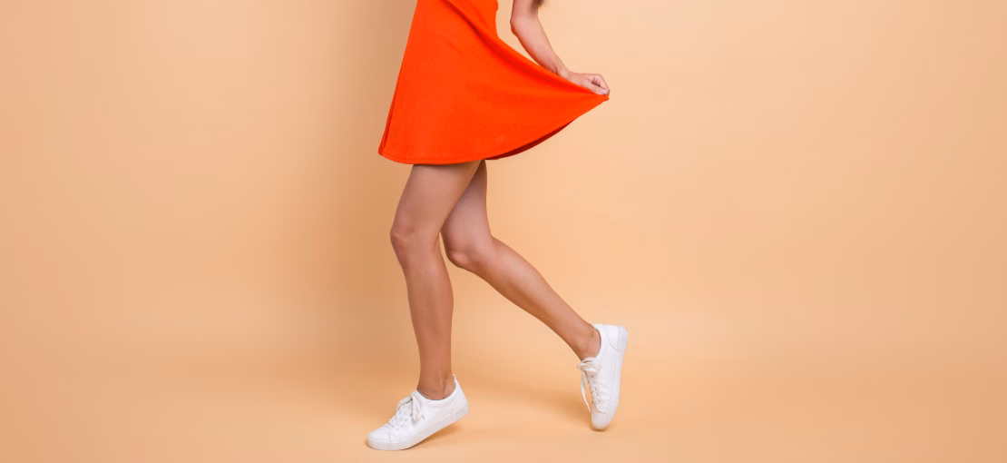 Czy kozaki pasują do rozkloszowanej sukienki?