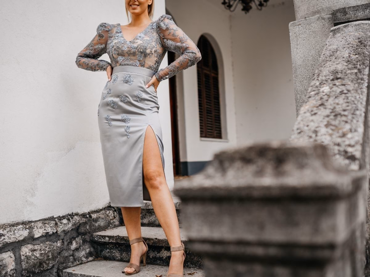 Jaki kolor pasuje do szarej sukienki?