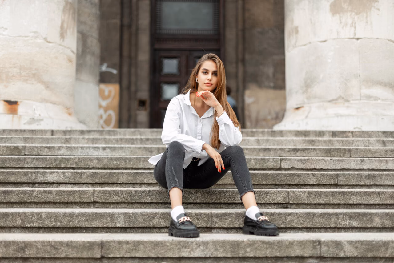 Jakie buty do szarych spodni damskich?