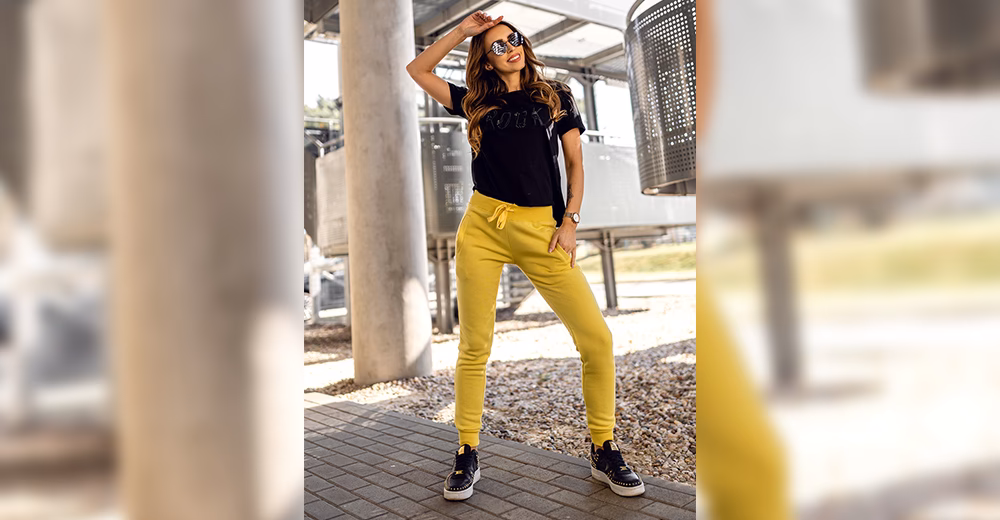 Jaki kolor pasuje do żółtego ubrania?