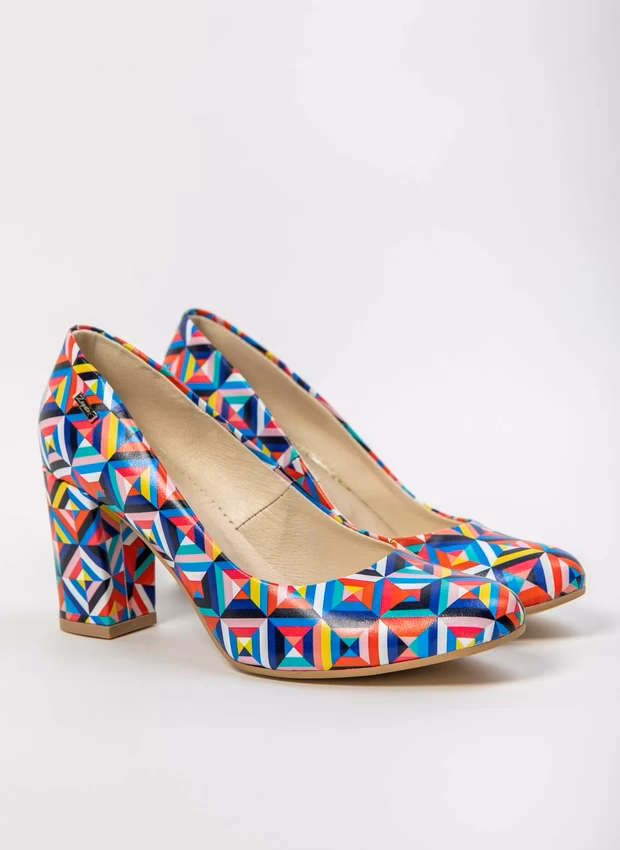 Jakie buty na obcasie są modne?