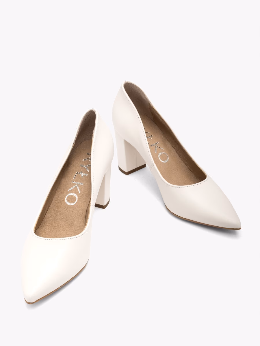 Jakie buty do beżowej sukienki?