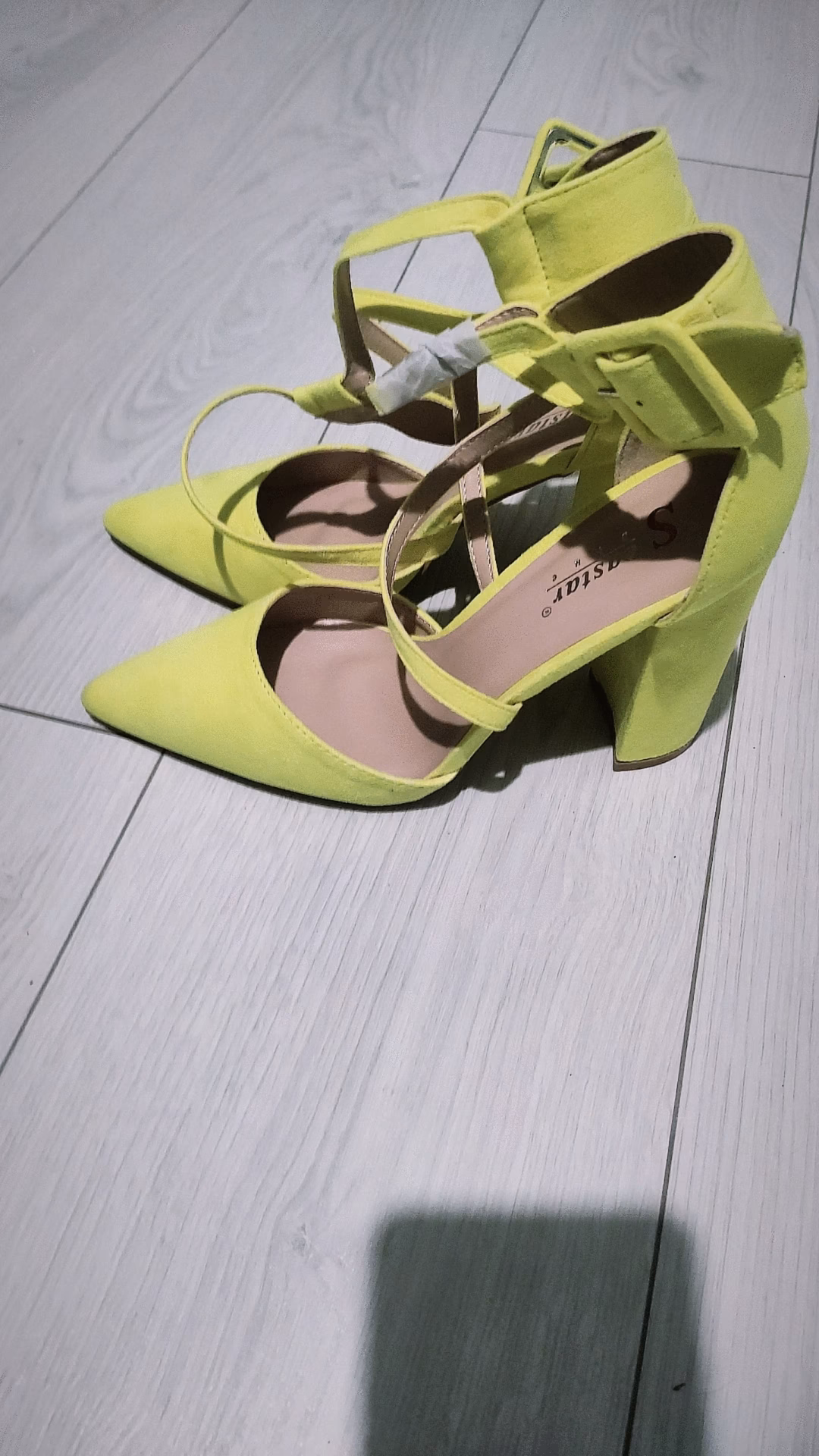 Jak nosić neonowe buty?