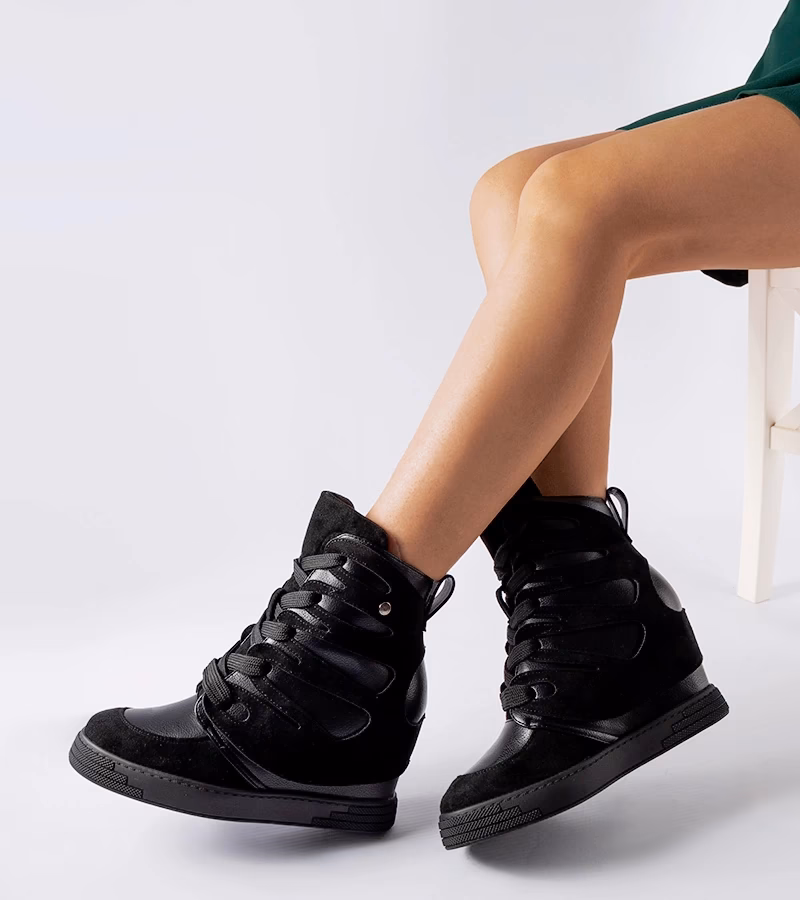 Jak nosić buty na koturnie?