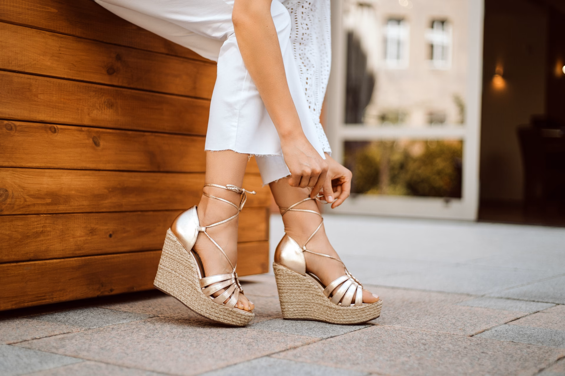 Jak dobrać buty na koturnie do sylwetki?