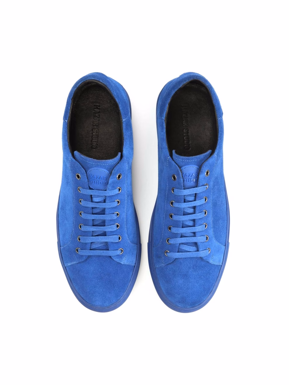 Jakie kolory pasują do niebieskich butów?